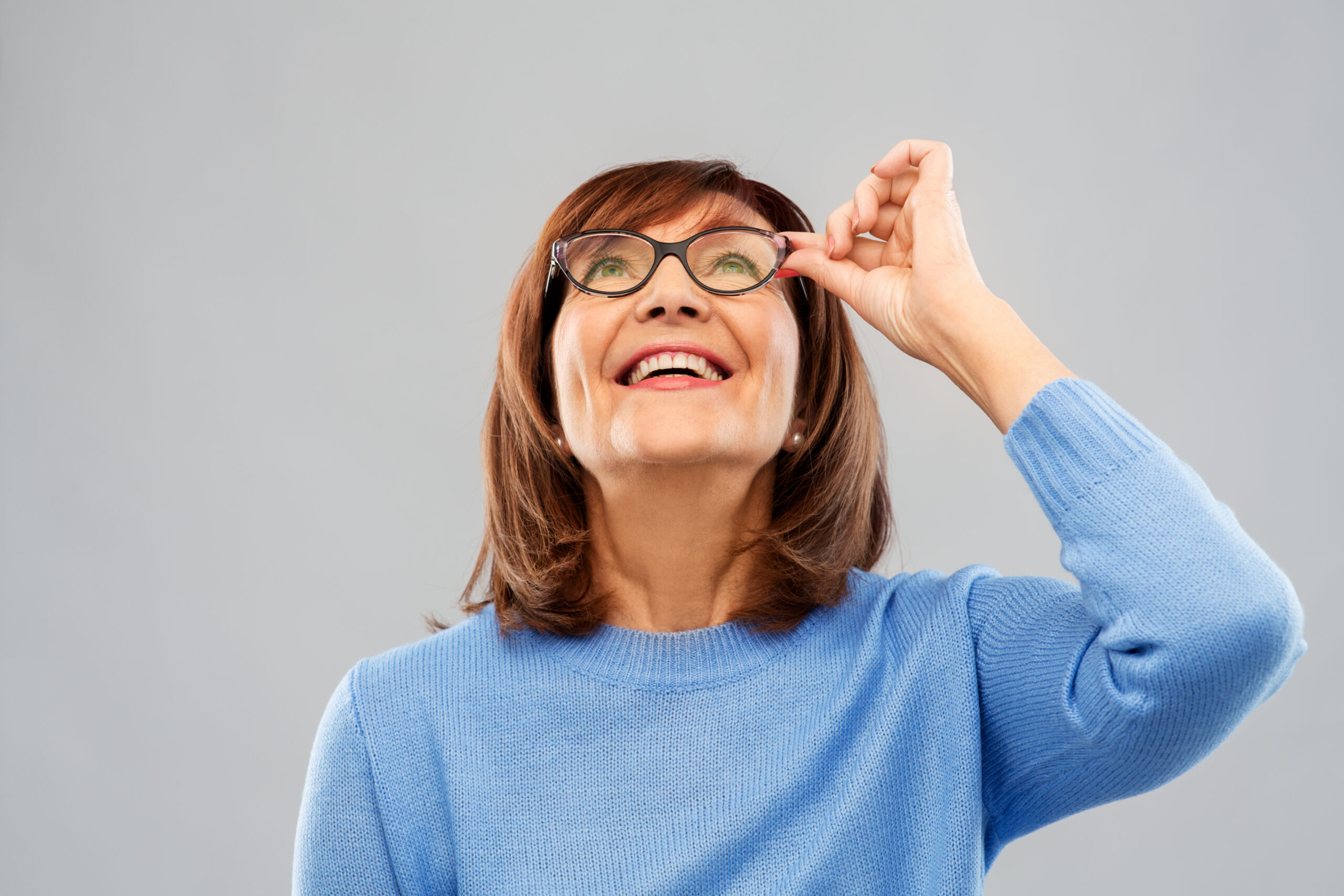 Portrait d'une femme senior en lunettes, illustrant les changements naturels de la vision avec l'âge