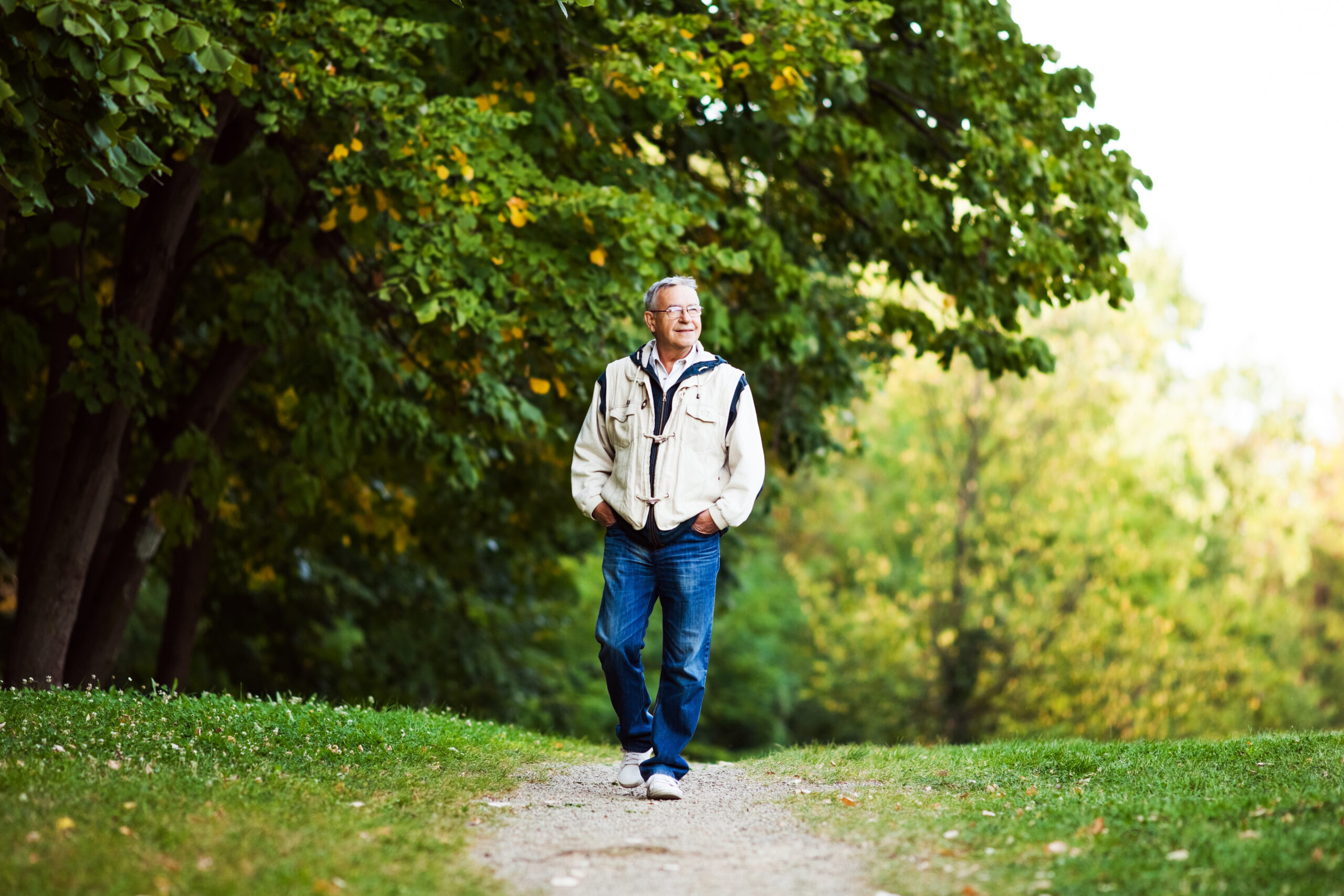 Homme senior actif en extérieur, promenade dans un parc