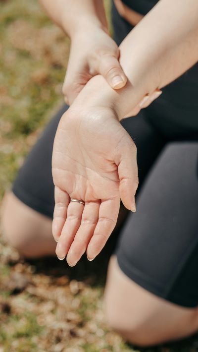 Douleur articulaire au poignet, une zone fréquemment touchée par l'arthrose
